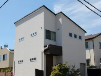 軒が無い白い外壁の住宅